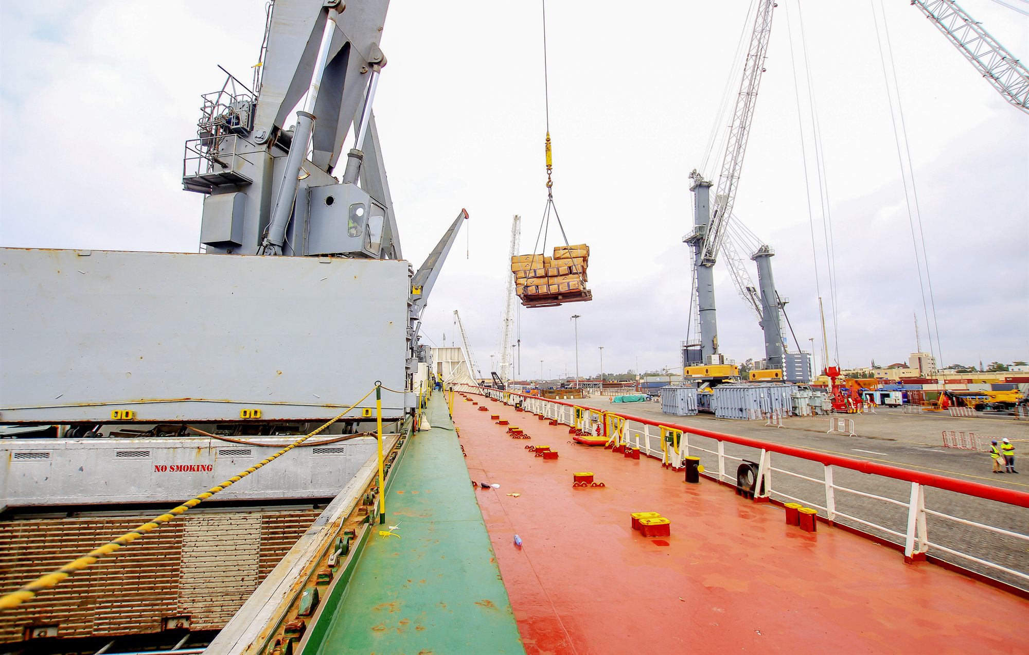 Déchargement au port de Cotonou